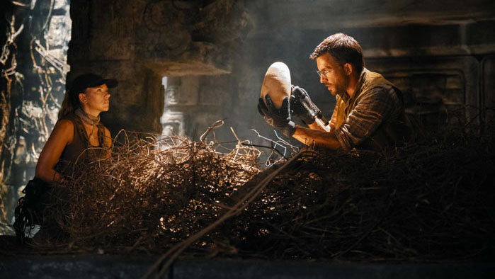 Jonathan Bailey and Scarlett Johansson discover a dinosaur egg in Jurassic World: Rebirth.