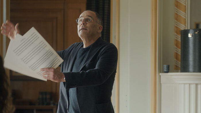 Frédéric Pierrot as composer Charlie Beaumont holding sheet music in Les Musiciens.