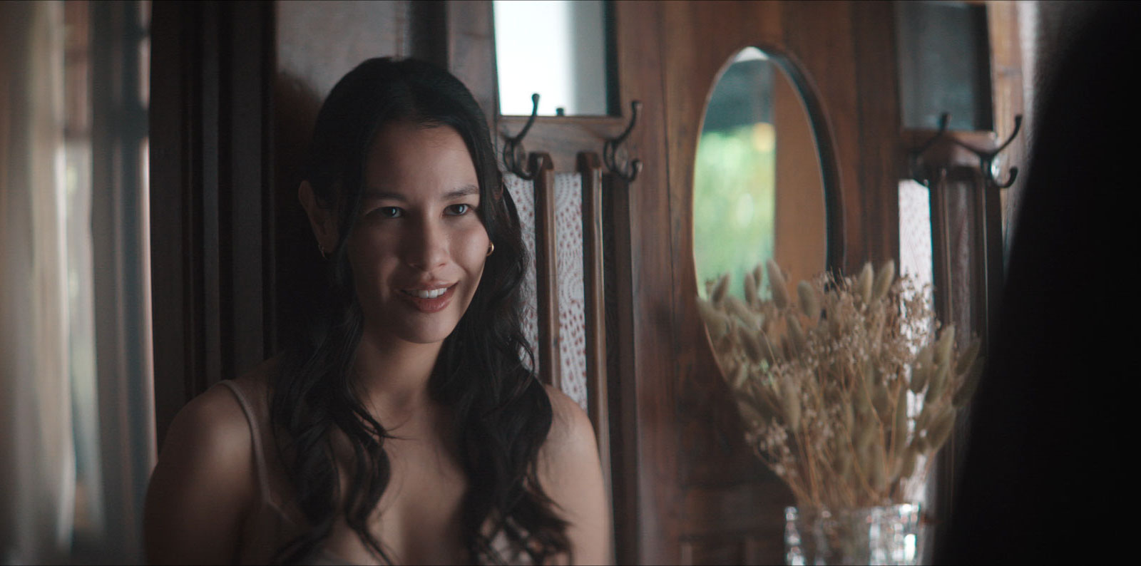 the-keeping-amanda-foyer-scene-still.jpe