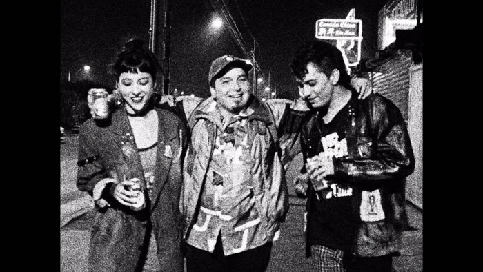 Ricardo and his punk friends walk through a Chilean street at night in Matapanki (2026)