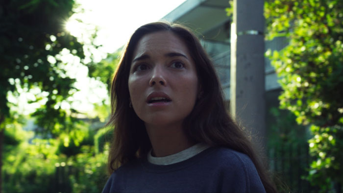 Osnat (Aviv Pinkas) looks up in alarm in Monument