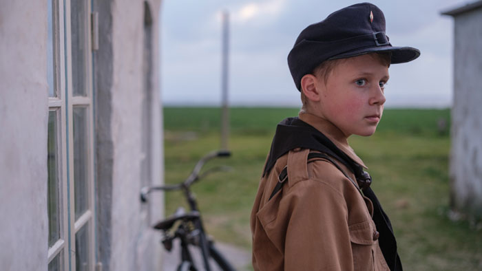 Nanning Bohm (Jasper Billerbeck) stands outside a house in Amrum.