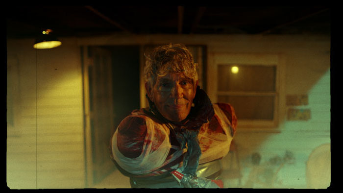 إريك روبرتس في مشهد ملطخ بالدماء من فيلم Jump Scare.
