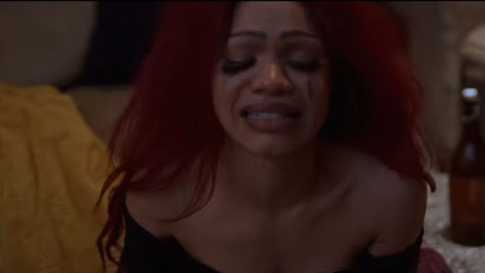 يقف نيكو (ديوندريك ديفيس) في غرفة مظلمة في فيلم Twisted Love.