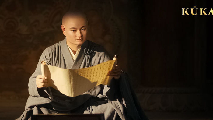 Master Kukai reads a sutra scroll in the documentary Kukai.